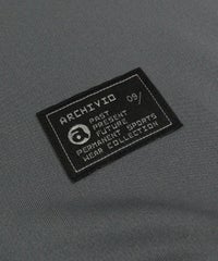 ロゴタグ部分（グレー）