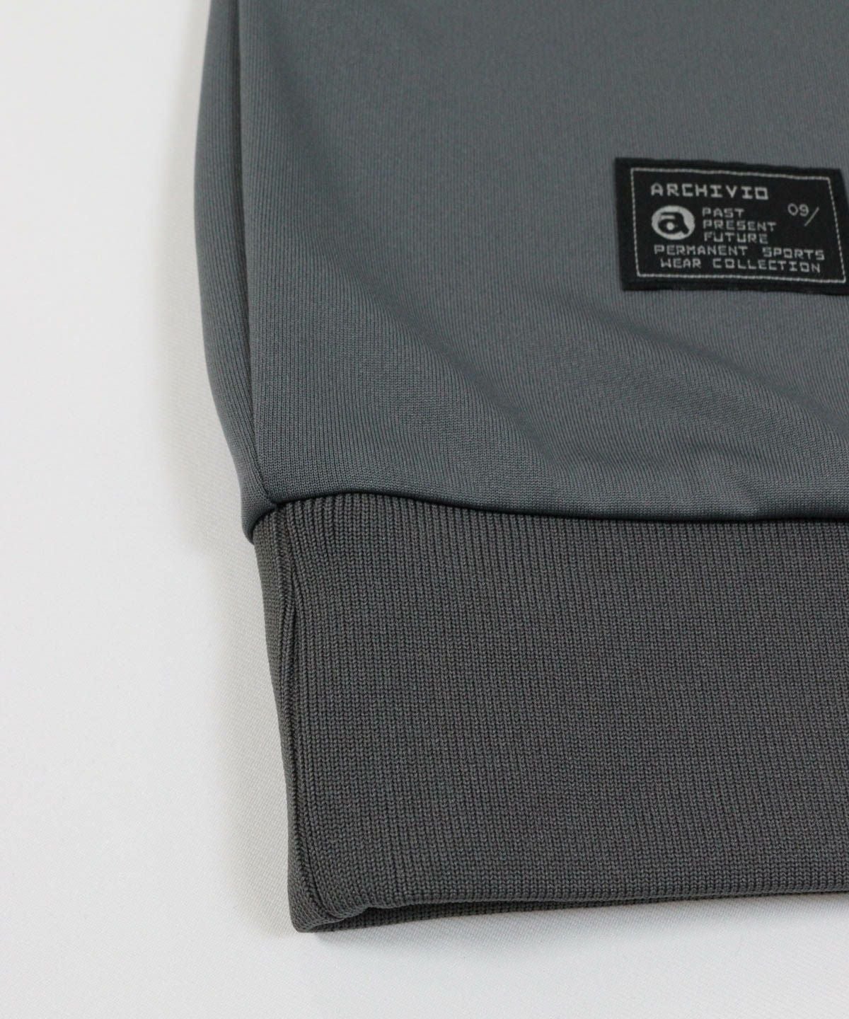 裾リブ素材部分（グレー）