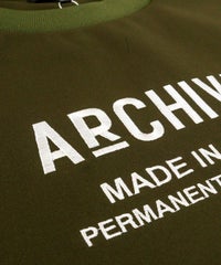 胸元デザイン部分（カーキ）