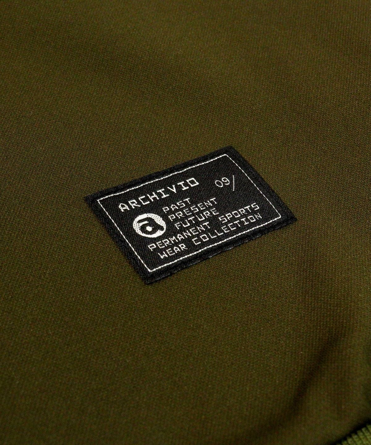 ロゴタグ部分（カーキ）