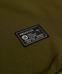 ロゴタグ部分（カーキ）