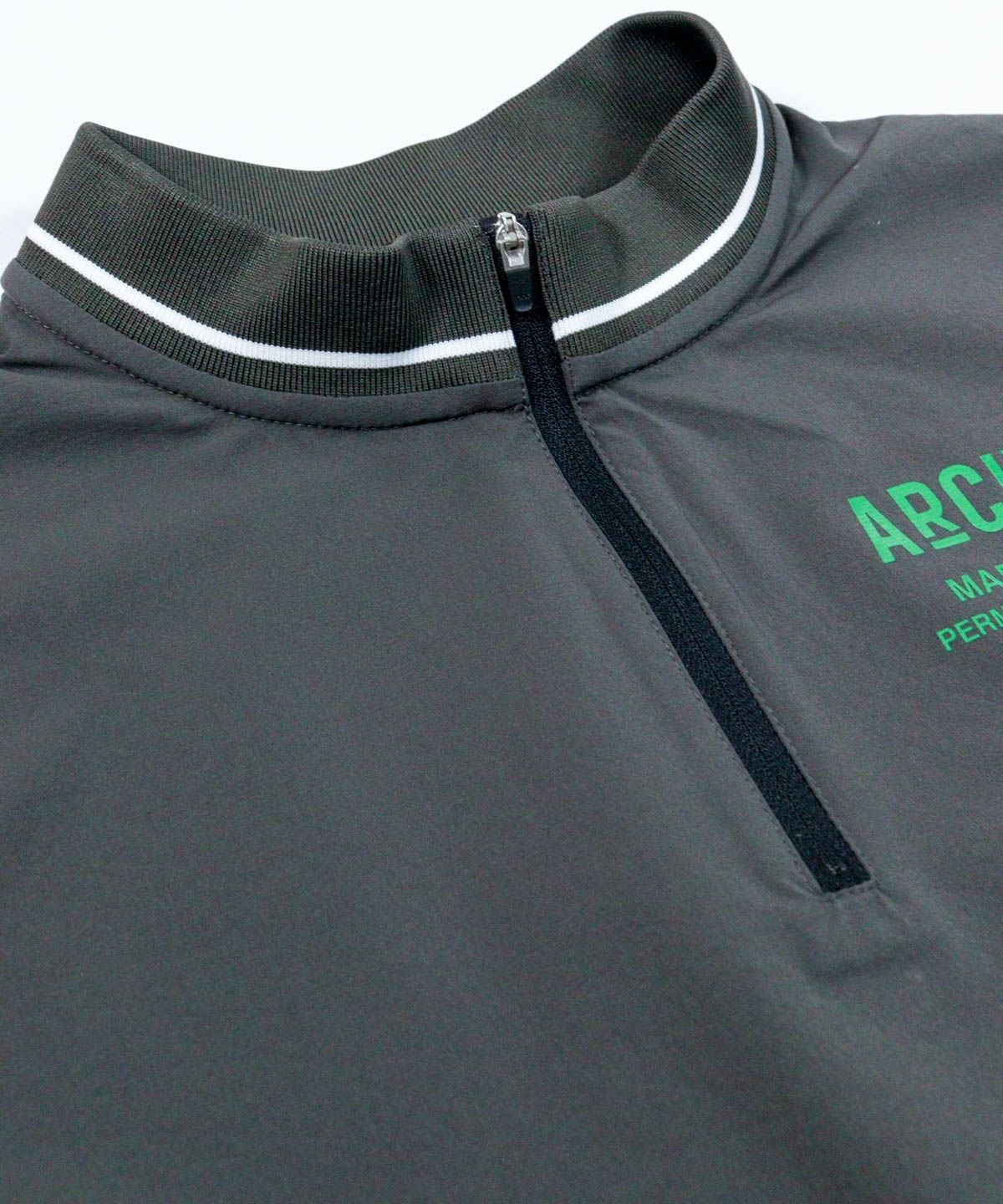 襟元部分（グレー）