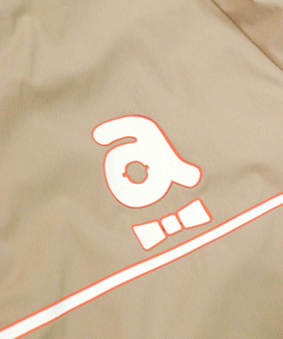 胸元デザイン部分（キャメル）