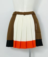  配色ニットプリーツスカート後（ホワイト×オレンジ）