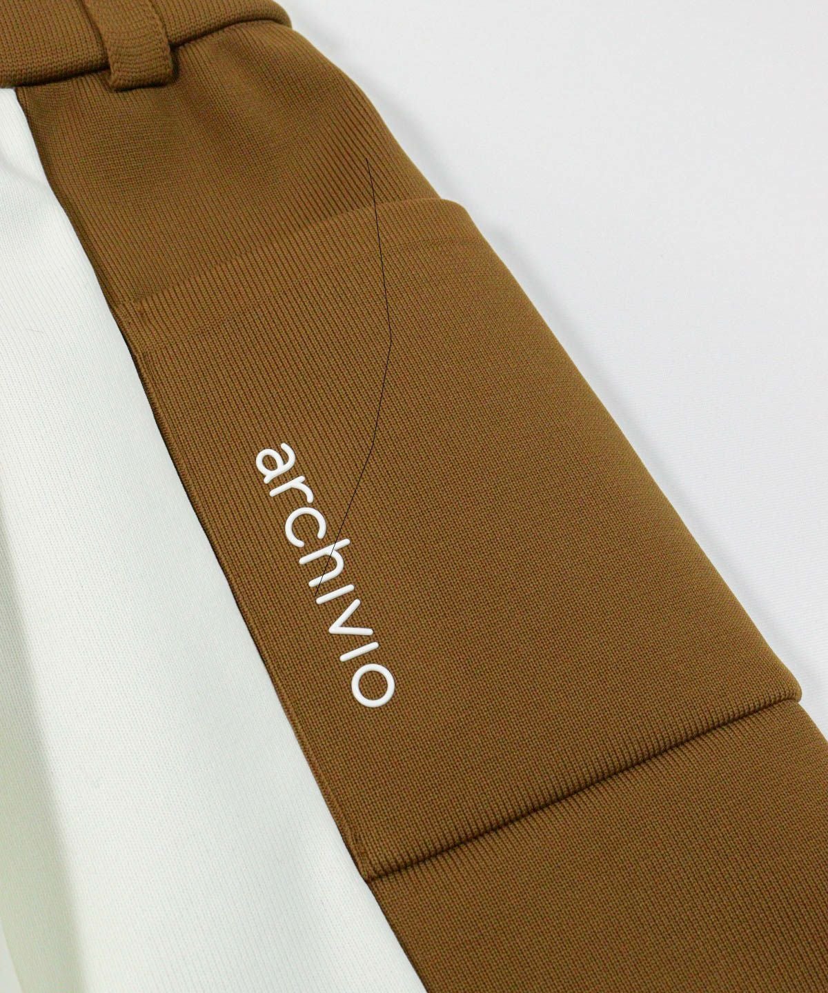 サイドロゴデザイン部分（ホワイト×オレンジ）