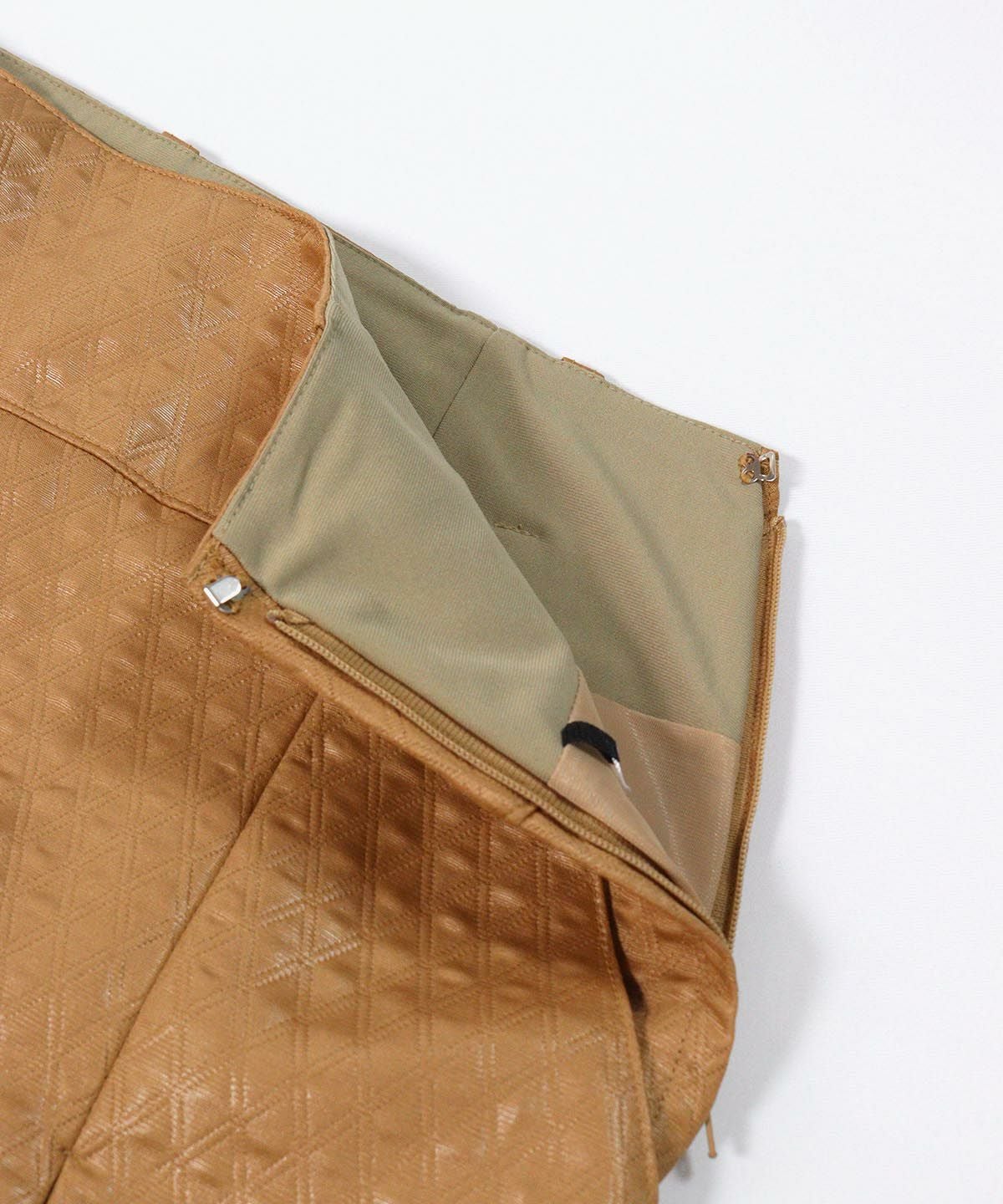 ファスナー部分（キャメル）