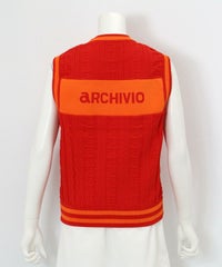 ジャガードロゴケーブルニットベスト後（レッド）