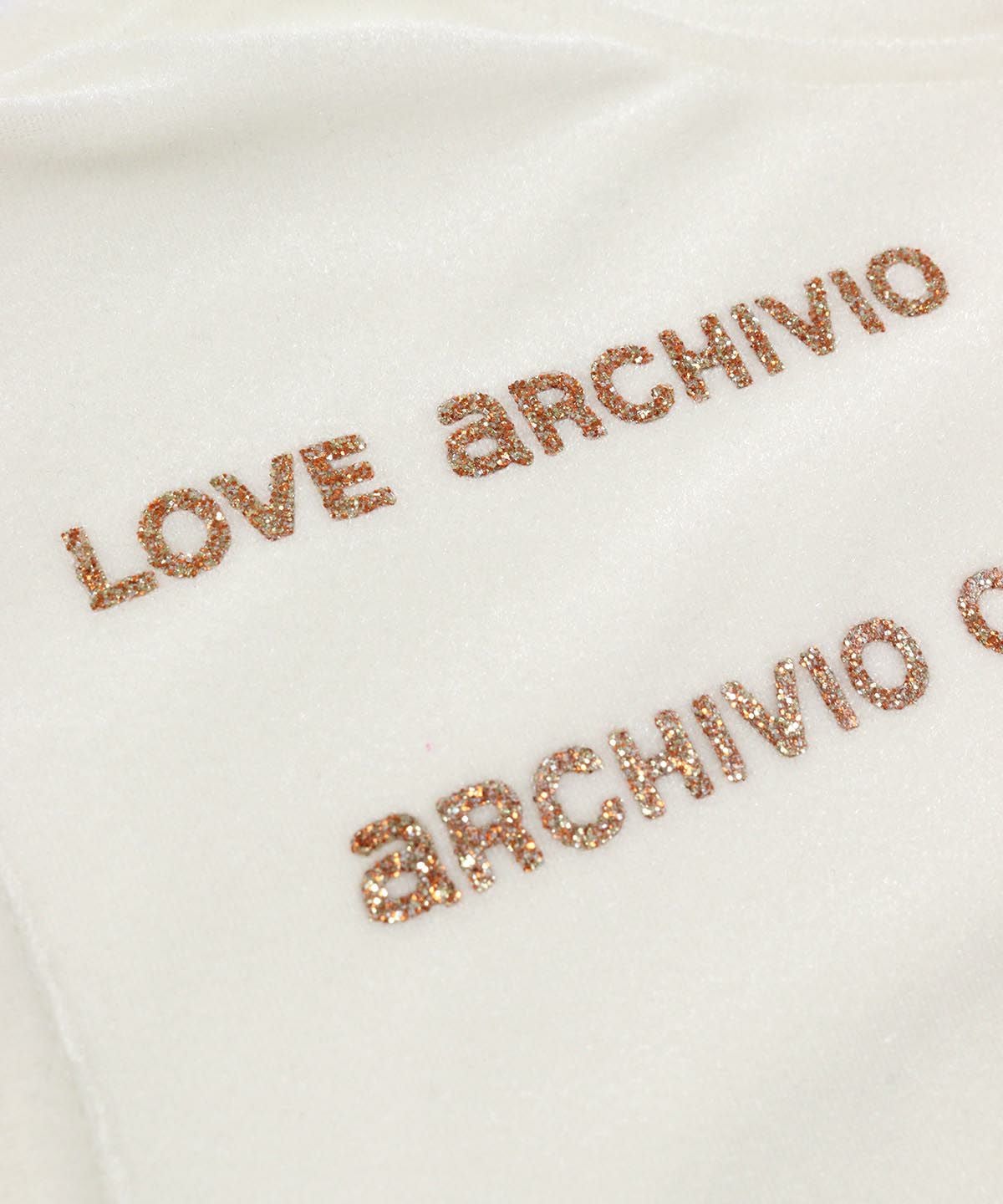 胸元デザイン部分（ホワイト×ゴールド）