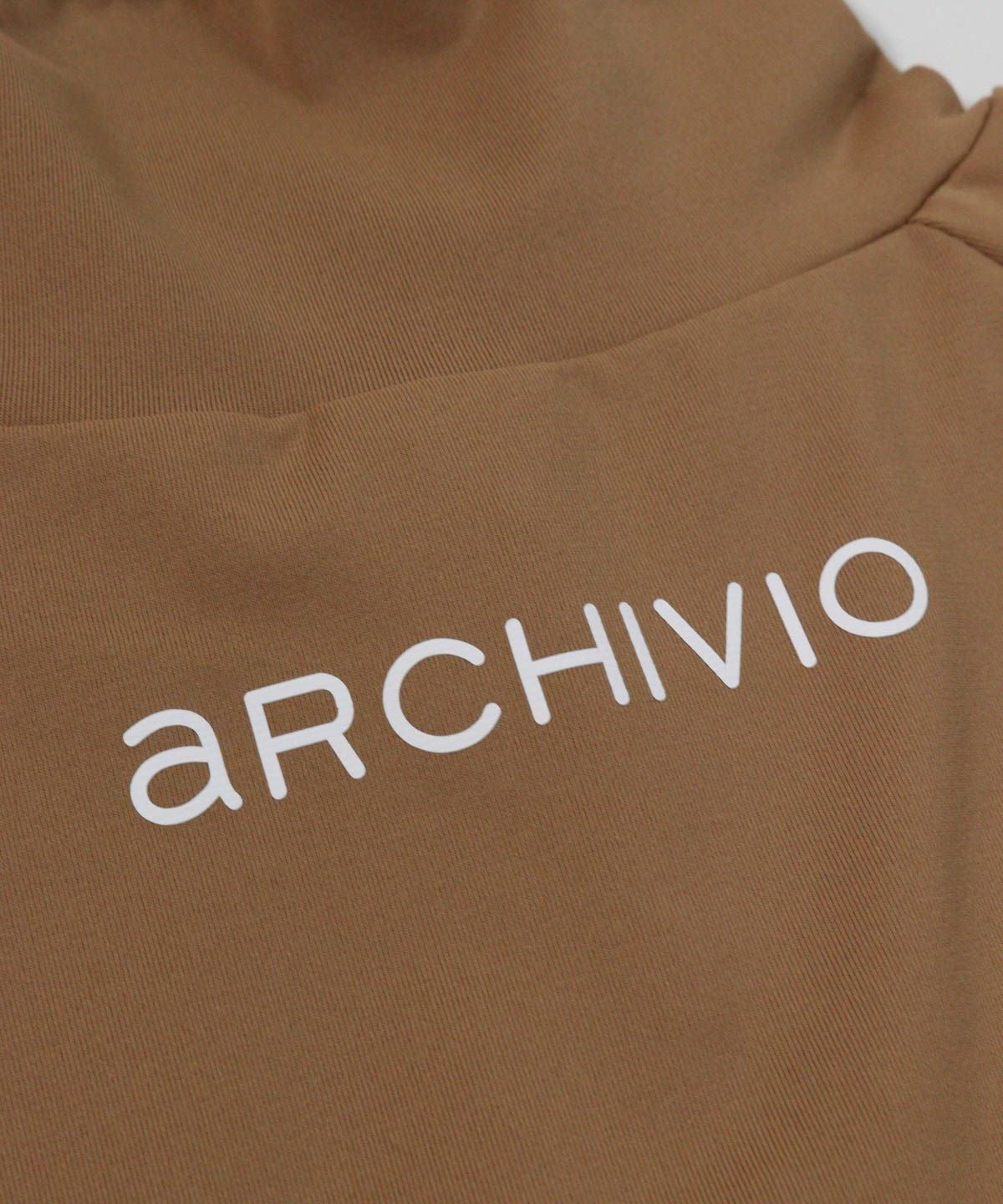 後ロゴデザイン部分（キャメル）