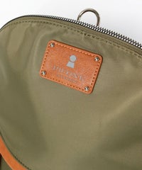 ロゴタグ部分（カーキ）