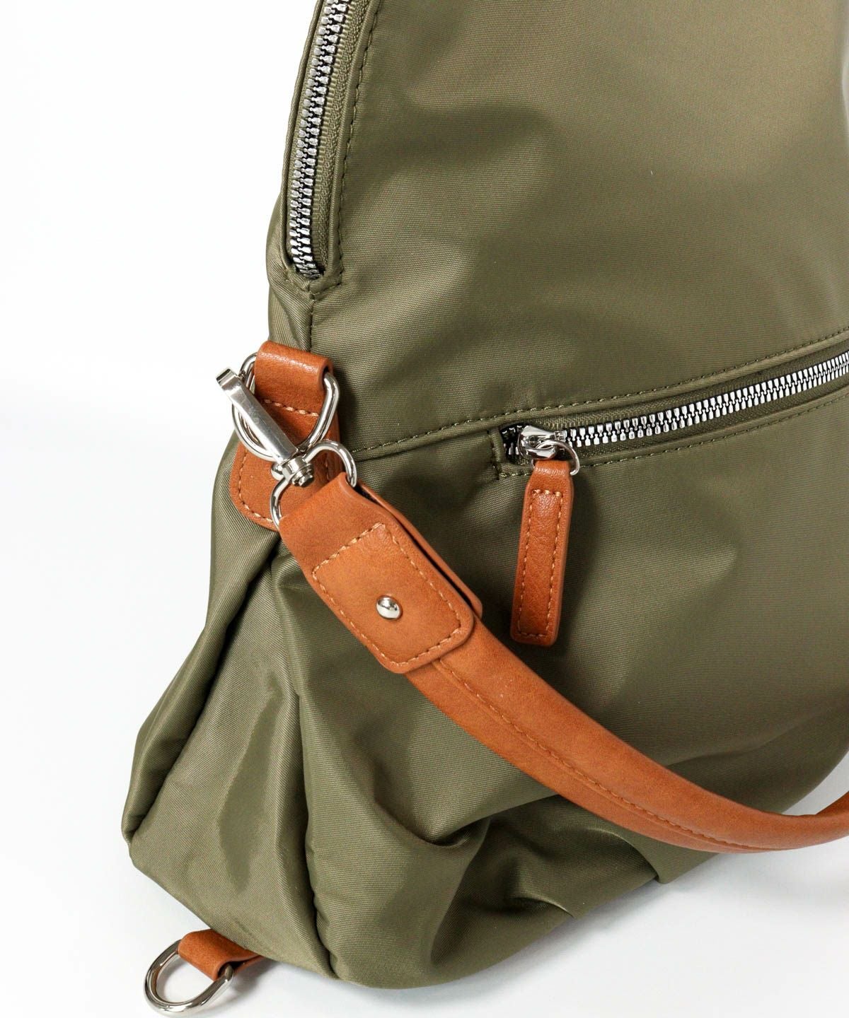 ストラップ取付部分（カーキ）