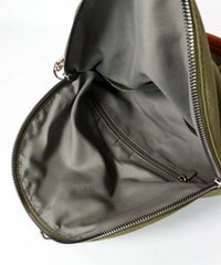 内側ファスナー部分（カーキ）