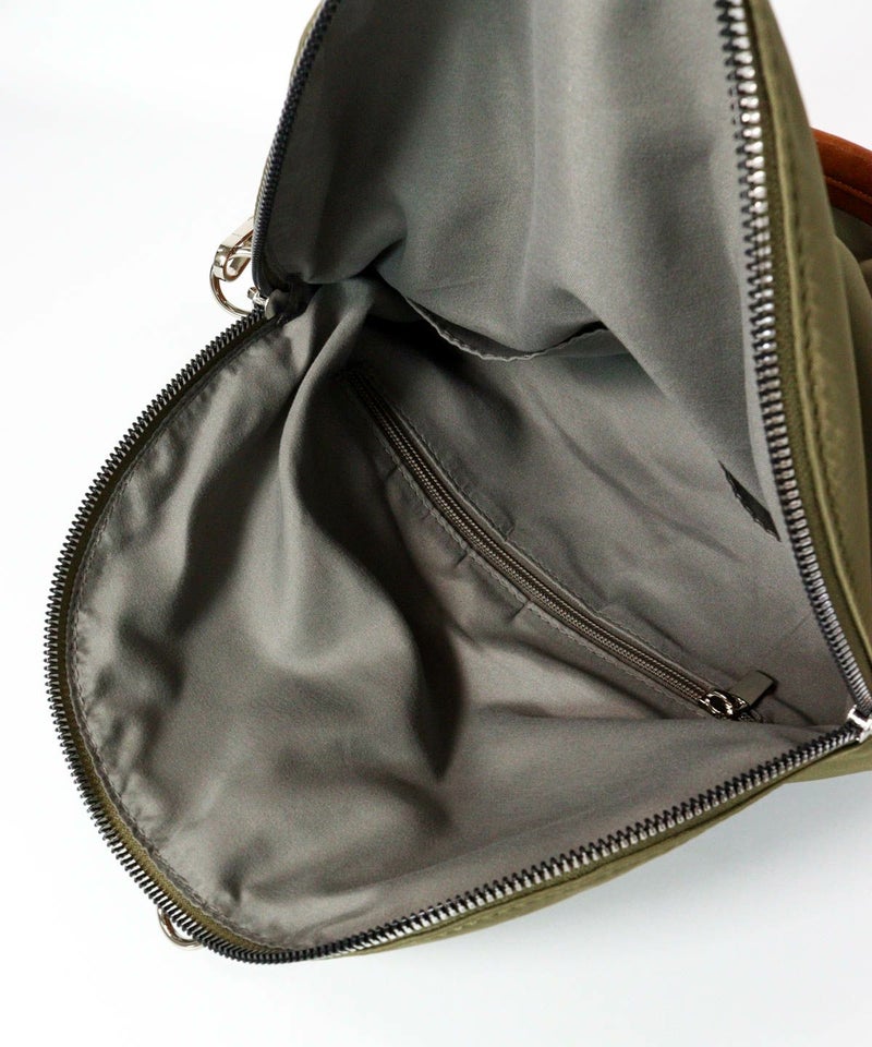 内側ファスナー部分（カーキ）