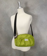 ミニボストンショルダーバッグ斜め掛けイメージ（ライトグリーン）