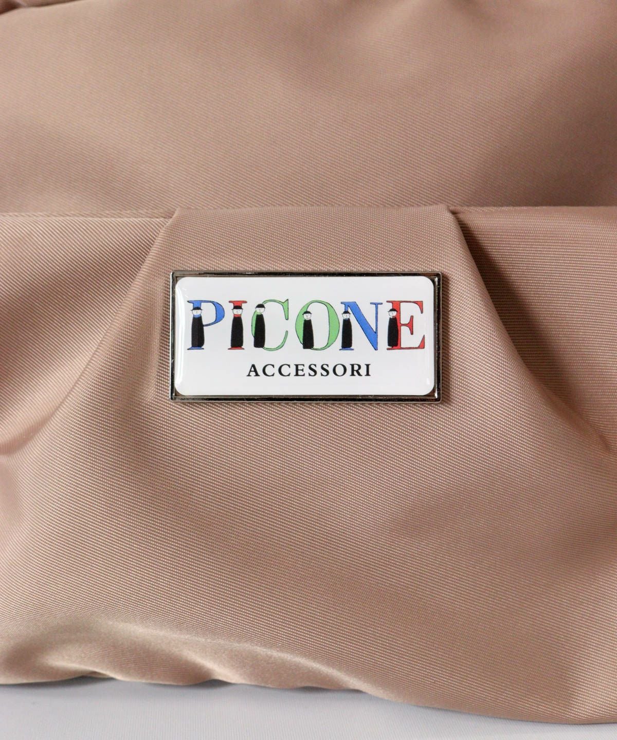 ロゴタグ部分（ベージュ）