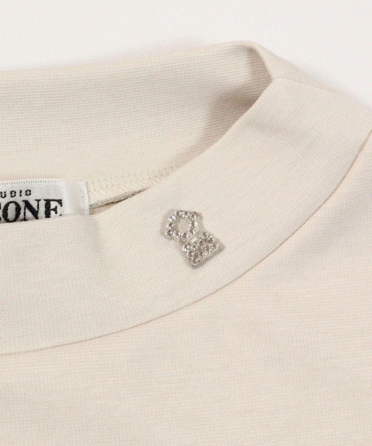 首元チャーム部分（ベージュ）