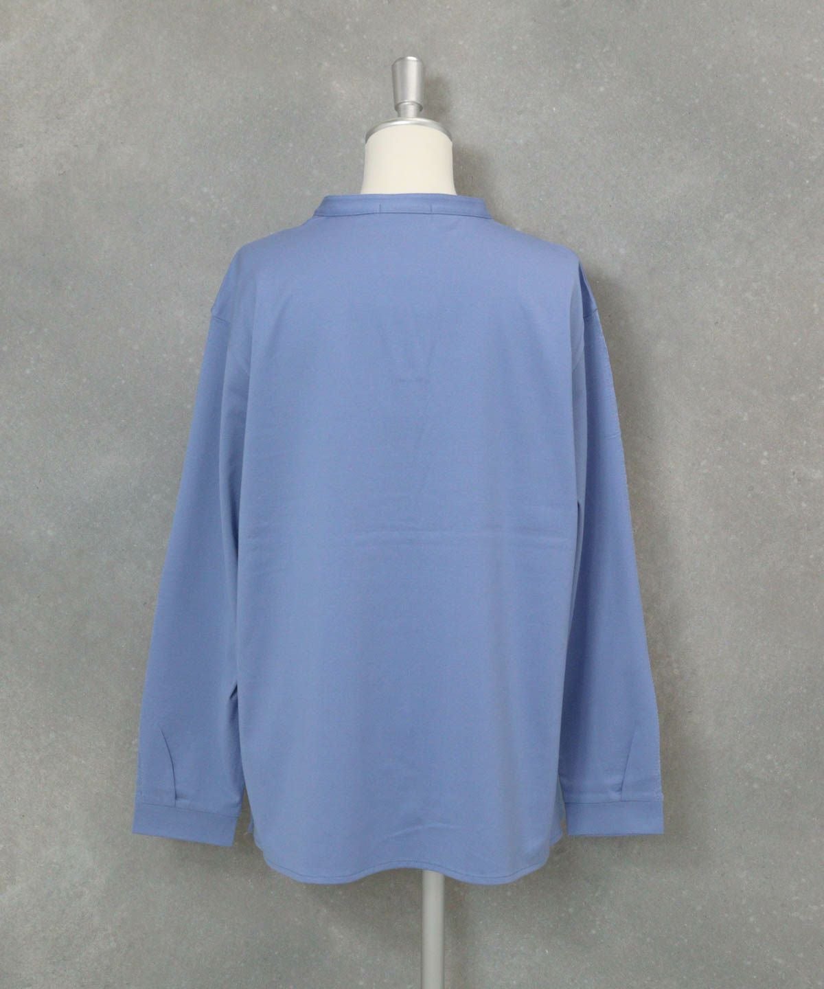 コットン混スキッパーブラウス後ろ(ライトブルー）