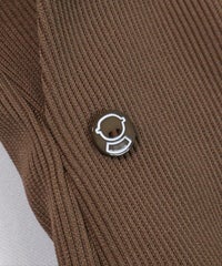 ボタン部分（ブラウン）