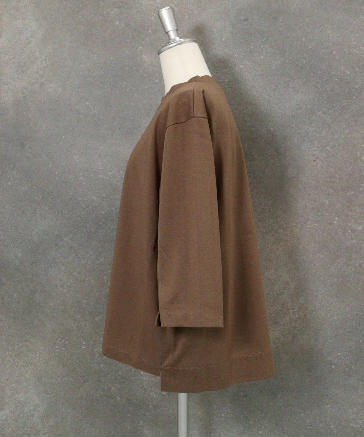 フロッキーロゴ七分袖プルオーバー横（ブラウン）