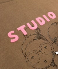 胸元デザイン部分（ブラウン）