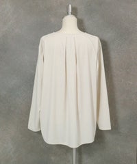 コード刺繍UV冷感プルオーバー後（ベージュ）