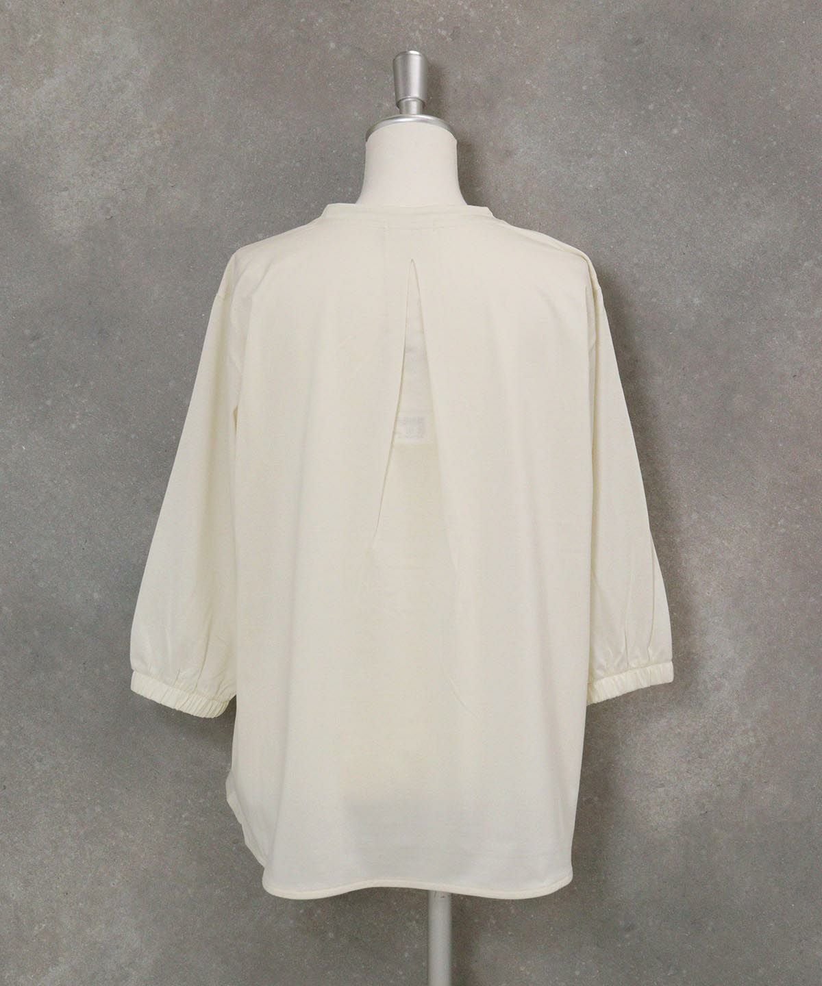 ピコ刺繍七分袖プルオーバー(ベージュ)後ろ