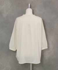 ピコ刺繍七分袖プルオーバー(ベージュ)後ろ