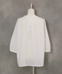 ピコ刺繍七分袖プルオーバー(ホワイト)後ろ