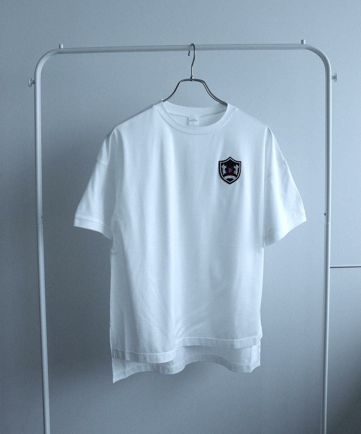 エンブレム風ワッペンTシャツ|カーサピッコーネ - ゴルフウェアや婦人