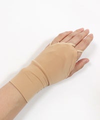 グローブ着用イメージ(ベージュ)
