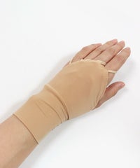 グローブ着用画像（ベージュ）