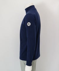 【メンズ】ロゴ刺繍起毛ハイネックプルオーバー横（ネイビー）