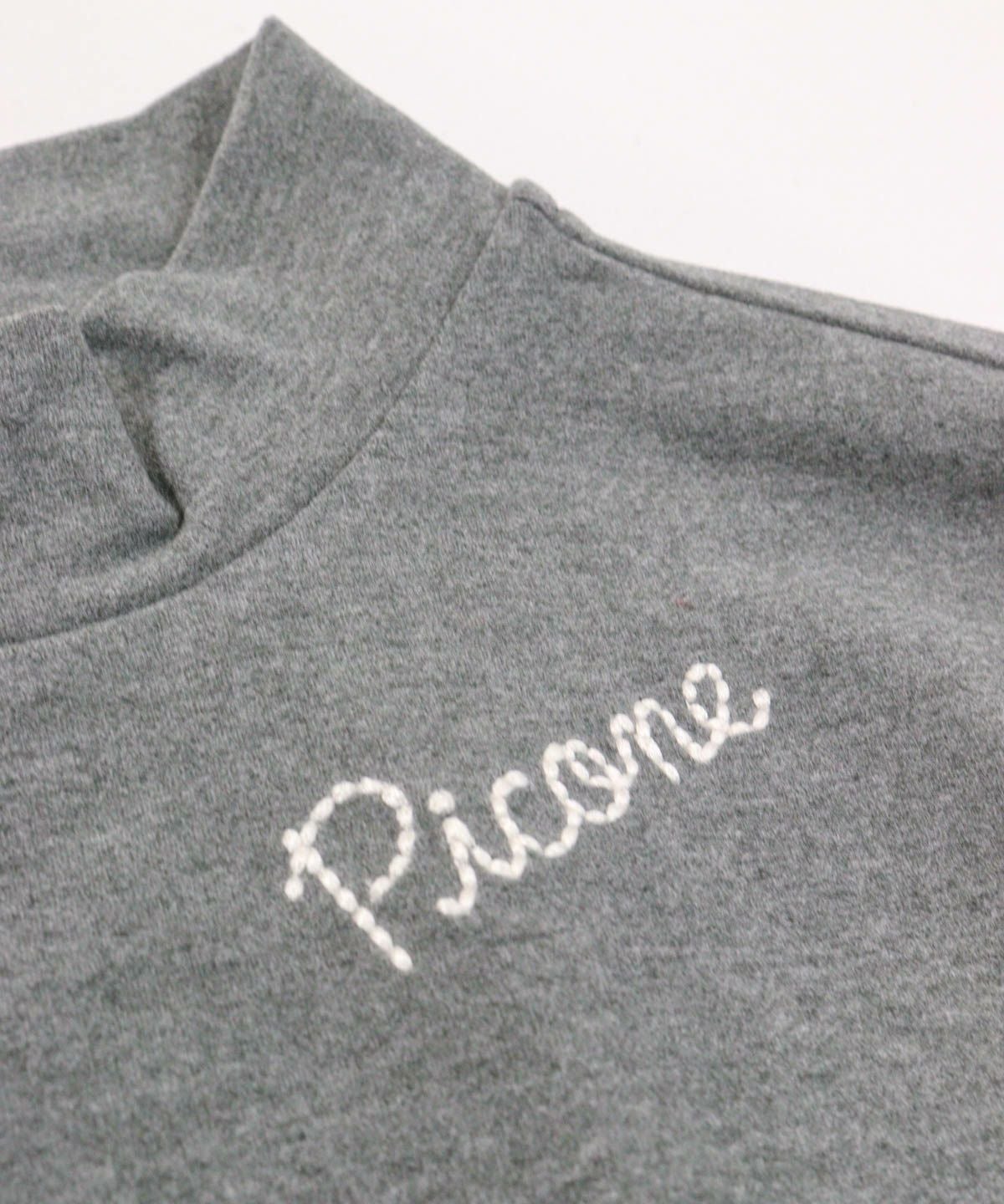 首元デザイン部分（グレー）