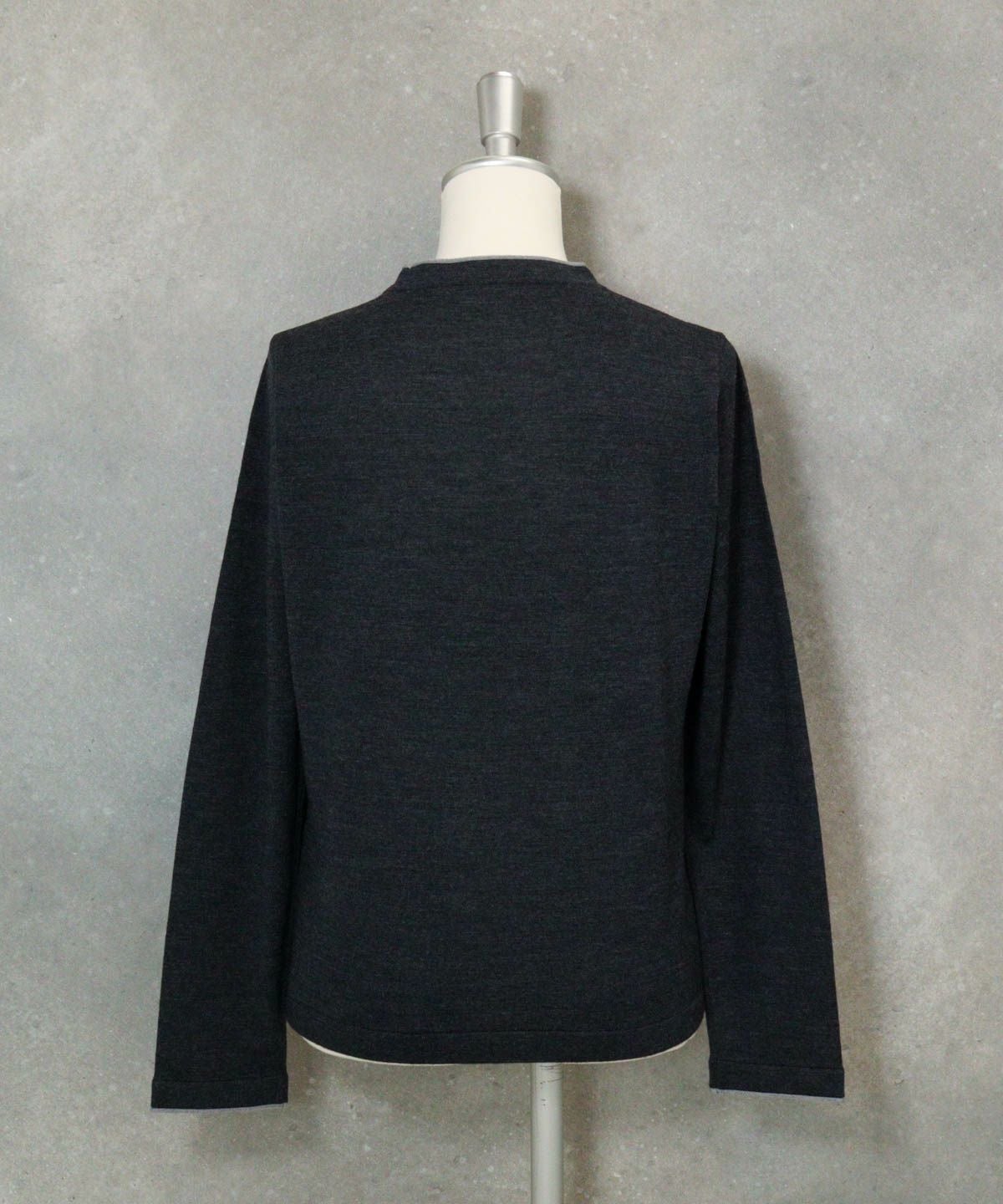 ウール100％3ボタンニット後（グレー）