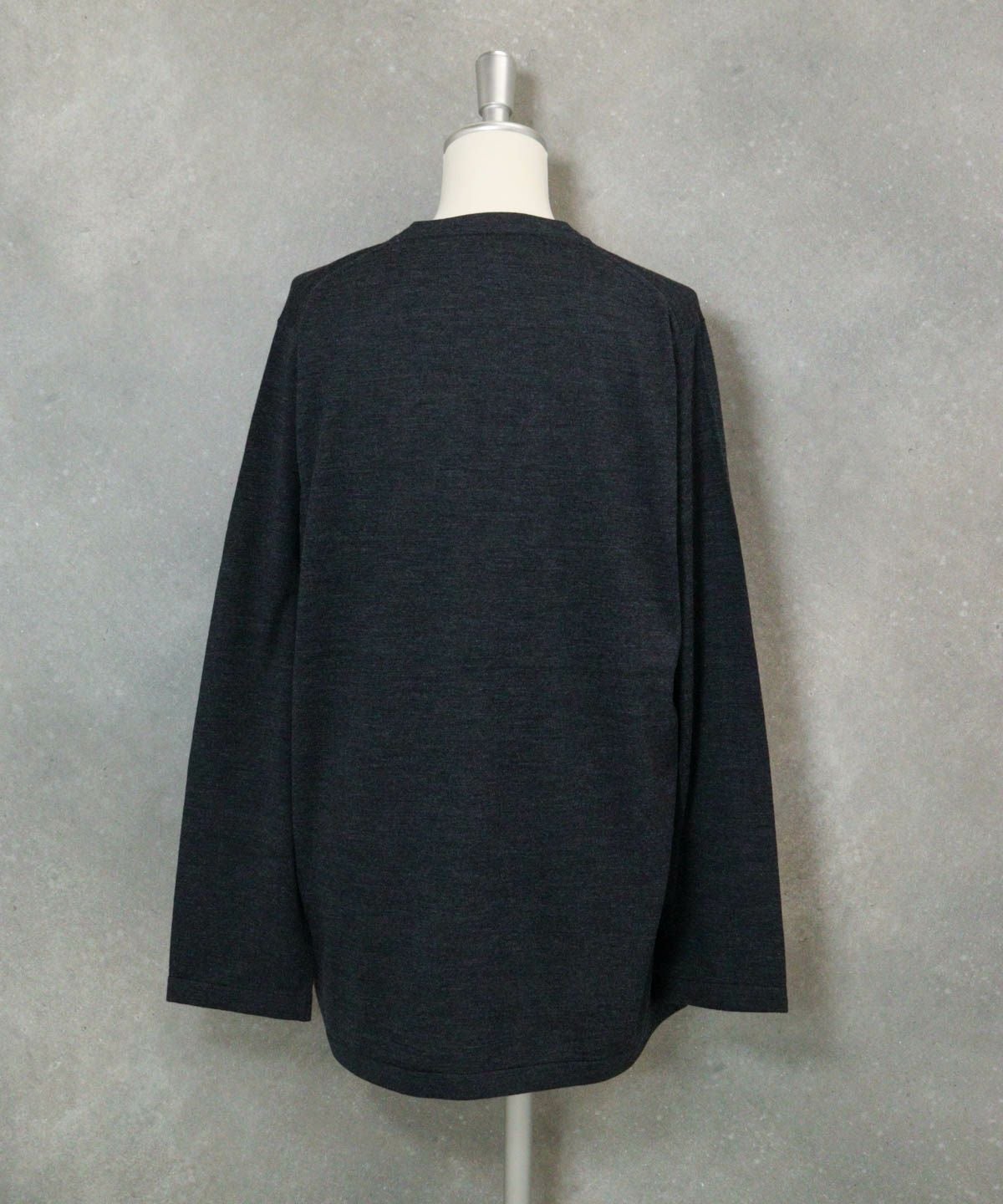 オンラインストア・店舗限定商品】ウール100％Vネックニット