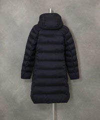 【オンラインストア・店舗限定商品】フード付撥水ダウンコート(ネイビー)後ろ