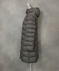 【オンラインストア・店舗限定商品】フード付撥水ダウンコート(グレー)横