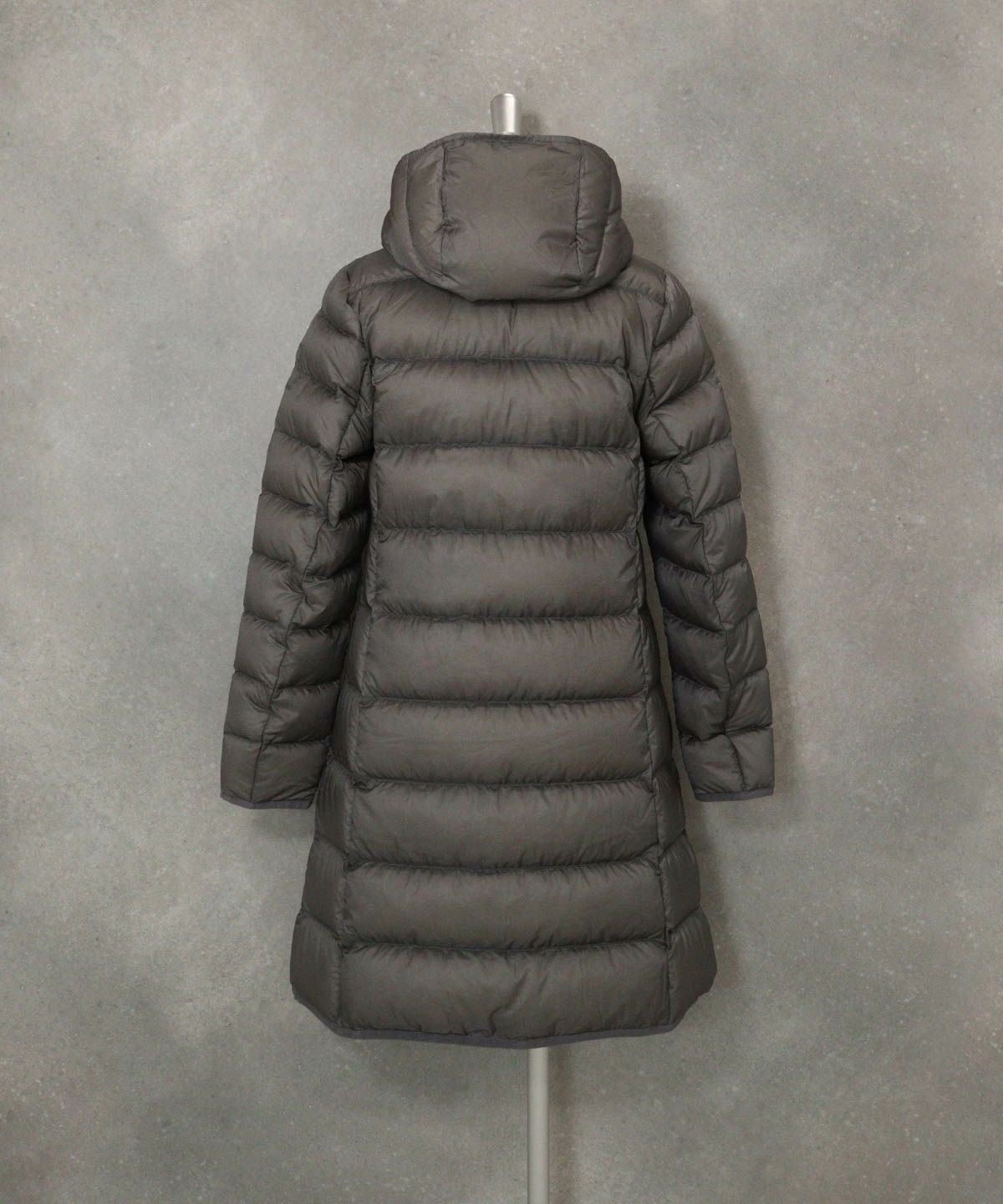 【オンラインストア・店舗限定商品】フード付撥水ダウンコート(グレー)後ろ