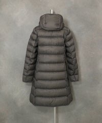 【オンラインストア・店舗限定商品】フード付撥水ダウンコート(グレー)後ろ