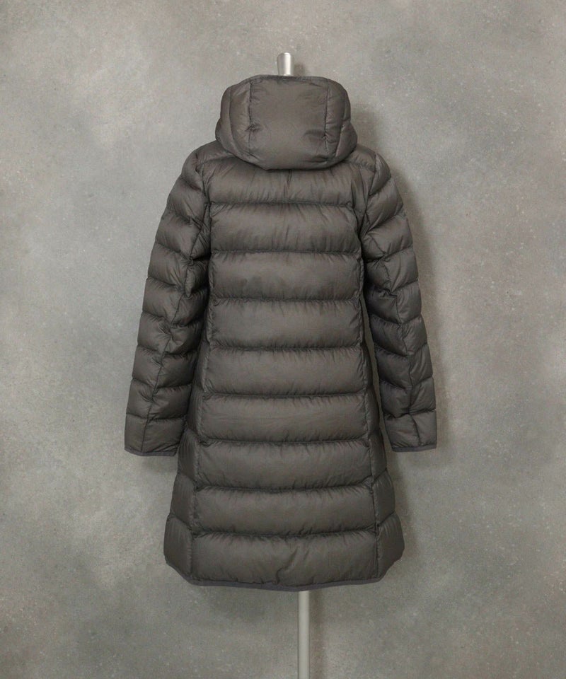 【オンラインストア・店舗限定商品】フード付撥水ダウンコート(グレー)後ろ