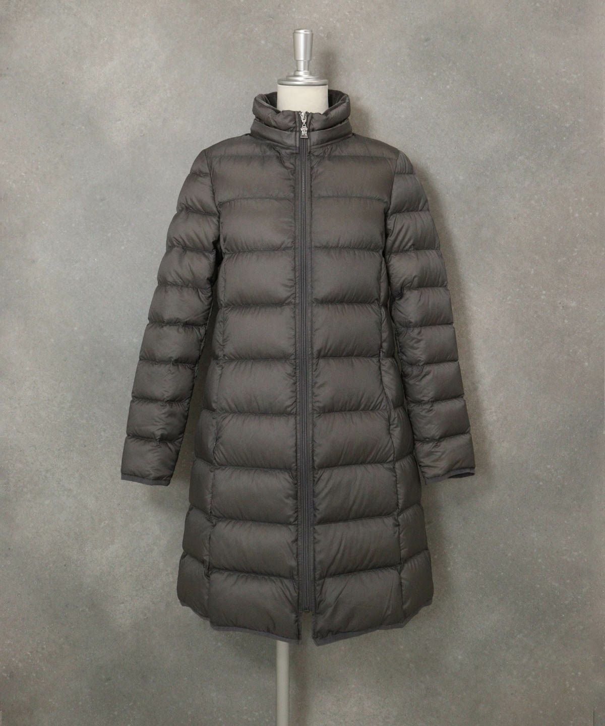 【オンラインストア・店舗限定商品】フード付撥水ダウンコート(グレー)前