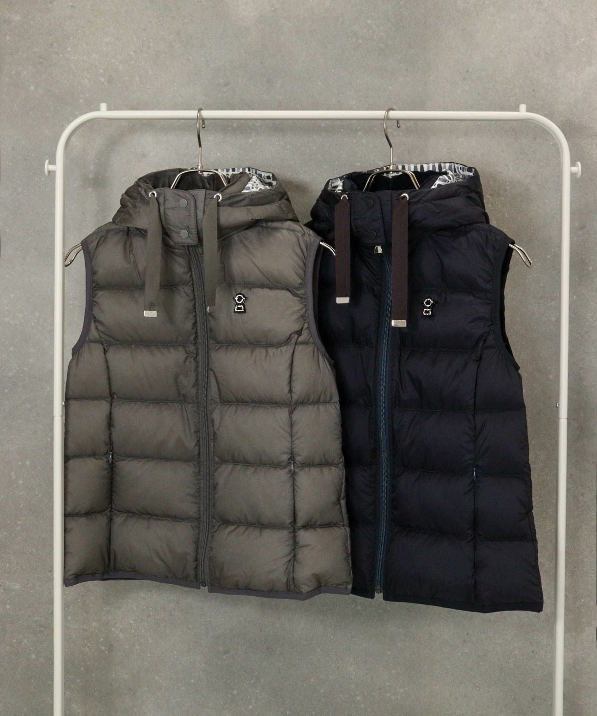 オンラインストア・店舗限定商品】フード付撥水ダウンベスト|スタジオ