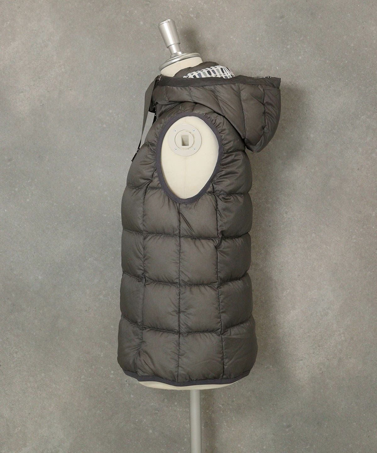 オンラインストア・店舗限定商品】フード付撥水ダウンベスト|スタジオ