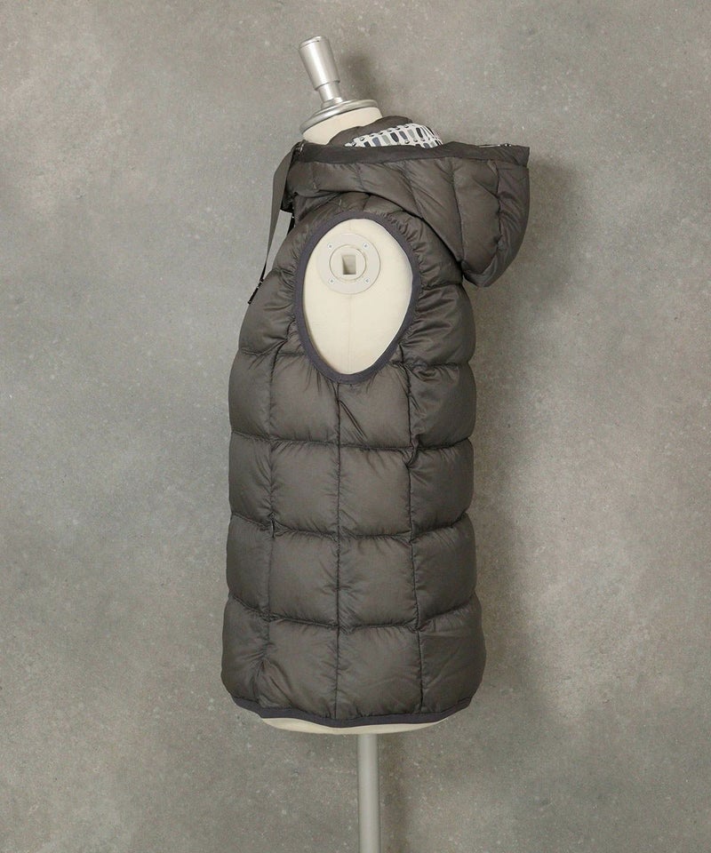 【オンラインストア・店舗限定商品】フード付撥水ダウンベスト(グレー)横