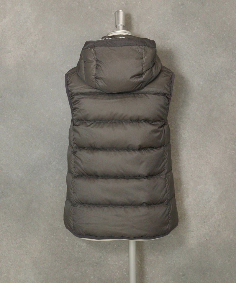 【オンラインストア・店舗限定商品】フード付撥水ダウンベスト(グレー)後ろ
