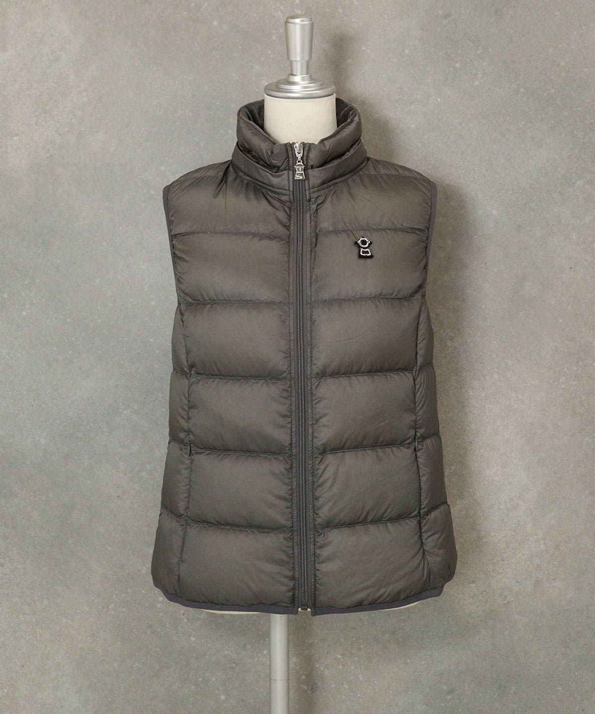 【オンラインストア・店舗限定商品】フード付撥水ダウンベスト(グレー)前