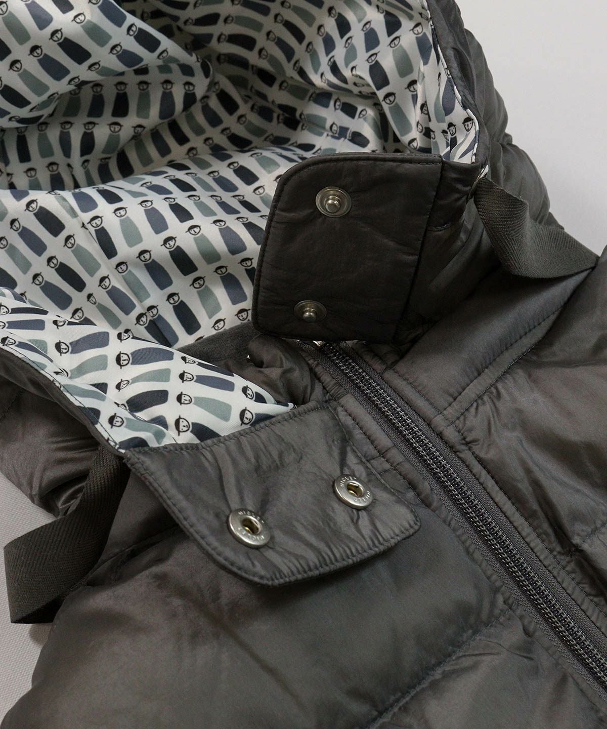 オンラインストア・店舗限定商品】フード付撥水ダウンベスト|スタジオ