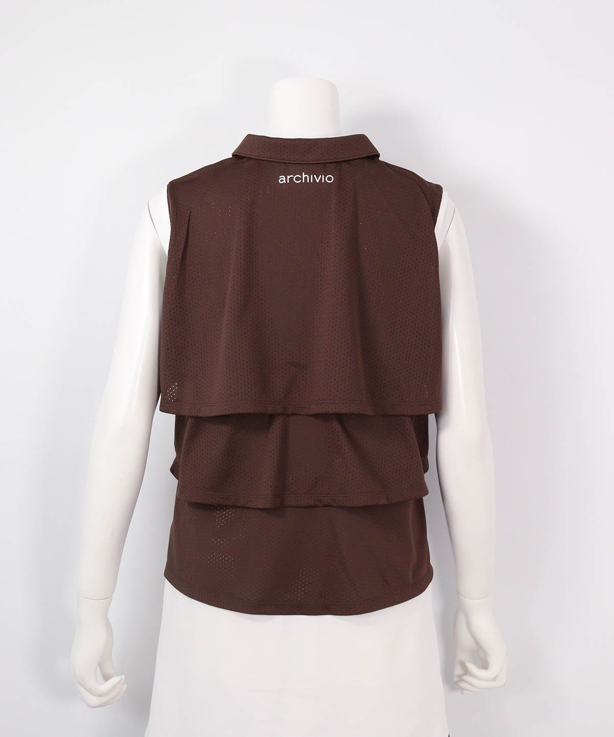 通気撥水バックティアードプルオーバー（ブラウン）後ろ