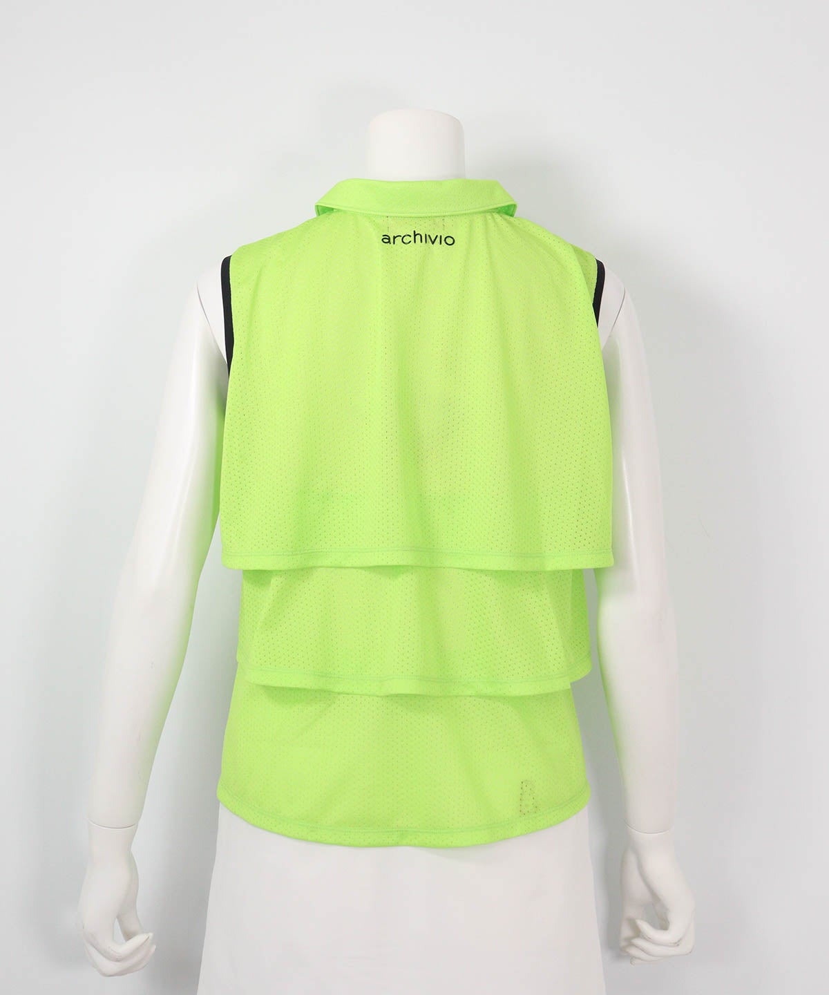 通気撥水バックティアードプルオーバー（ライトグリーン）後ろ