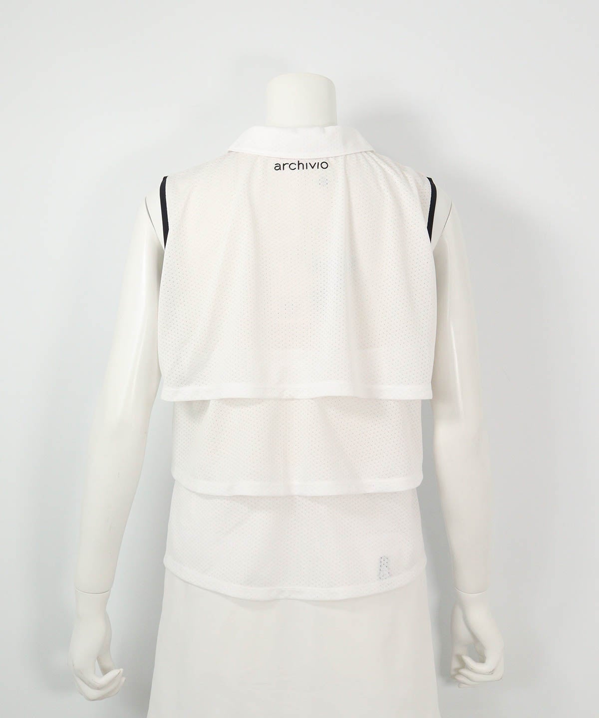 通気撥水バックティアードプルオーバー（ホワイト）後ろ